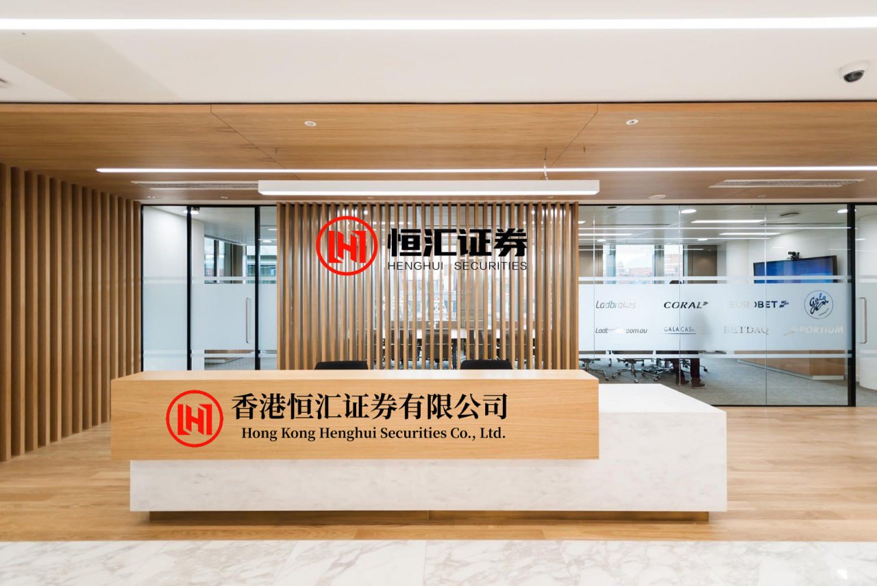 涨8配资网平台 杜重威手握二十万大军，却不敢和十万契丹军决战。将领王清说：“给我二千人，去突袭耶律德光大帐。”杜重威说：“你只要过河立住脚，我派大军接应。”（以下内容存在虚拟故事情节，理性观看）镜头拉开，我们在滹沱河南岸的高坡上。此时此刻，风里全是血腥味。你往下看，画面荒诞得令人窒息：南岸是整...